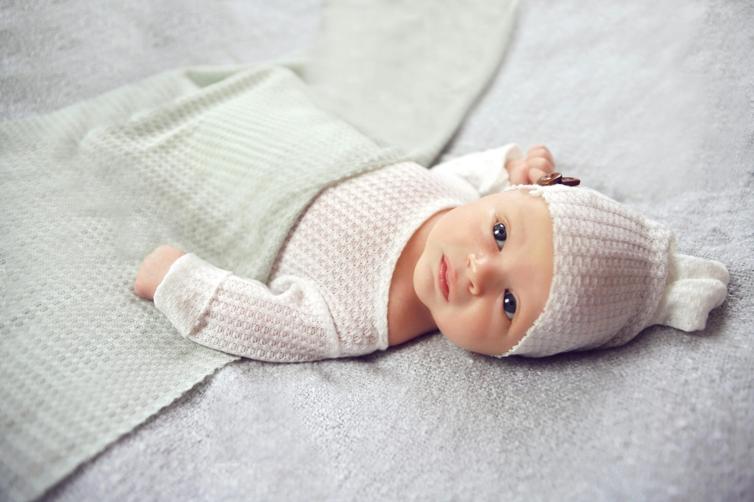 devo acordar o bebê de 1 meses para amamentar